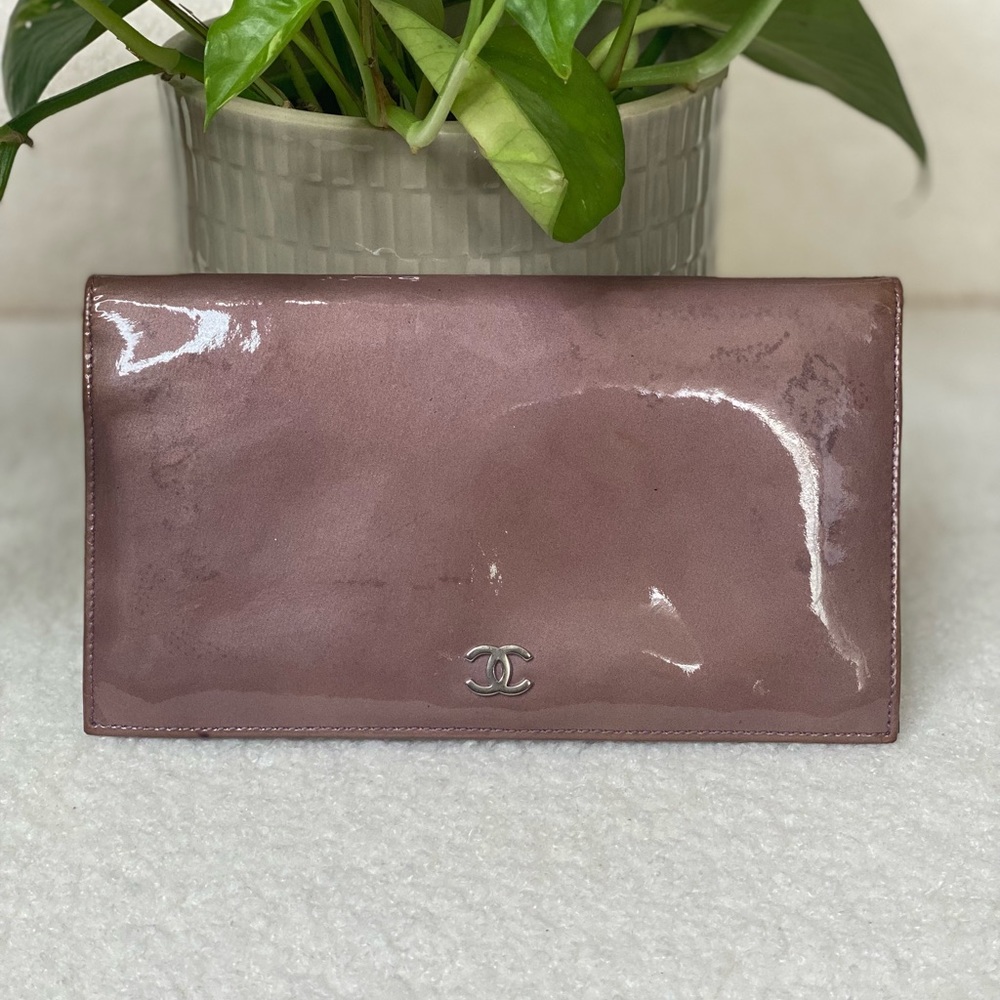 Authentic Chanel Patent CC Yen Bifold Agenda Journal Checkbook Wallet Purple